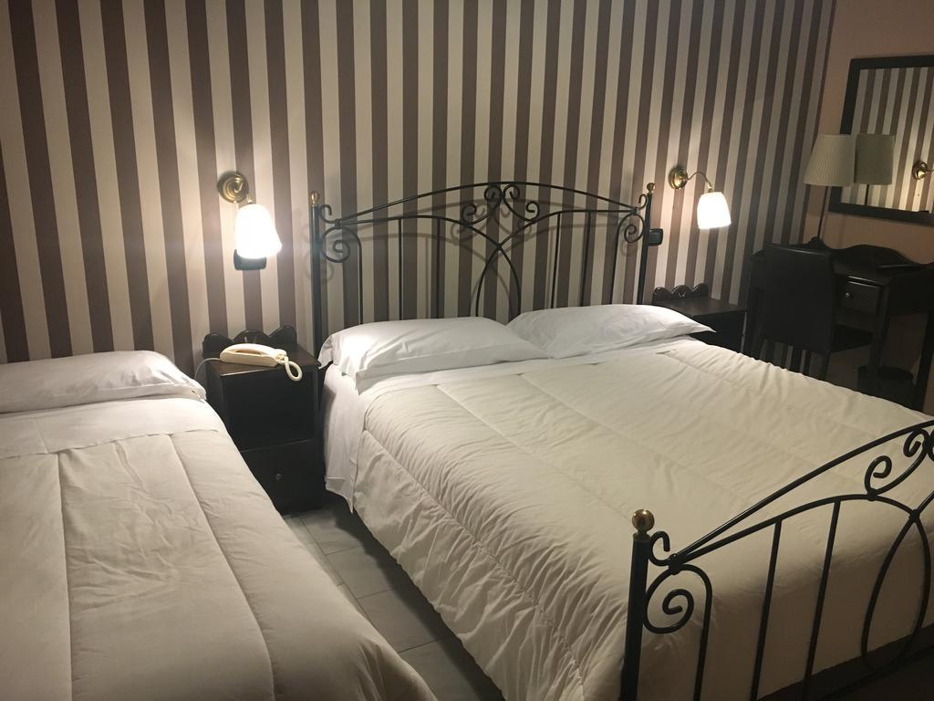 פומפיי Hotel Degli Amici מראה חיצוני תמונה