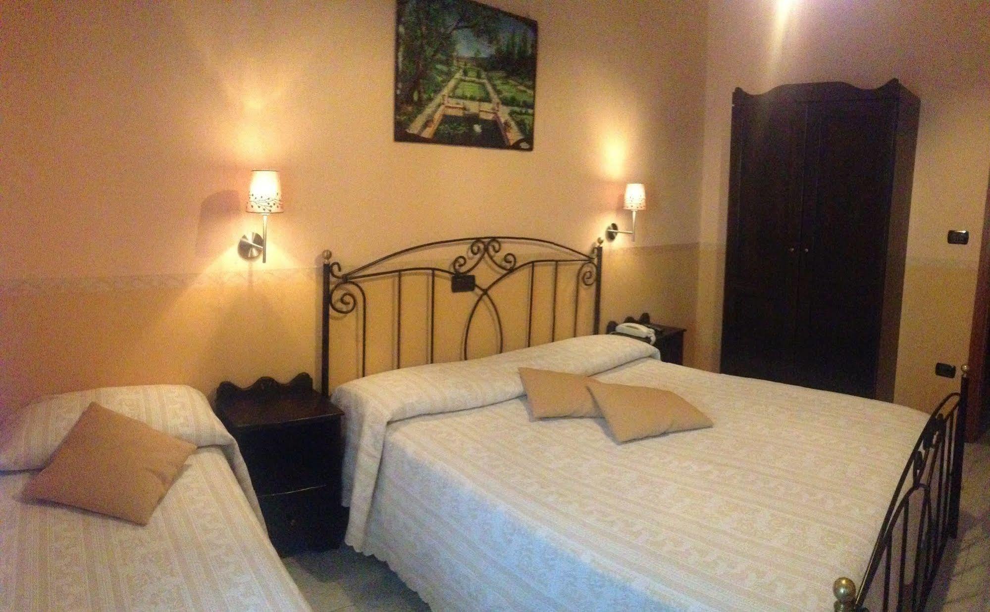 פומפיי Hotel Degli Amici מראה חיצוני תמונה