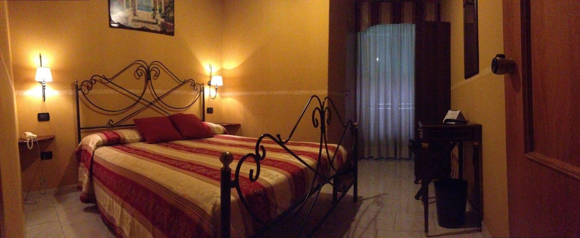 פומפיי Hotel Degli Amici מראה חיצוני תמונה