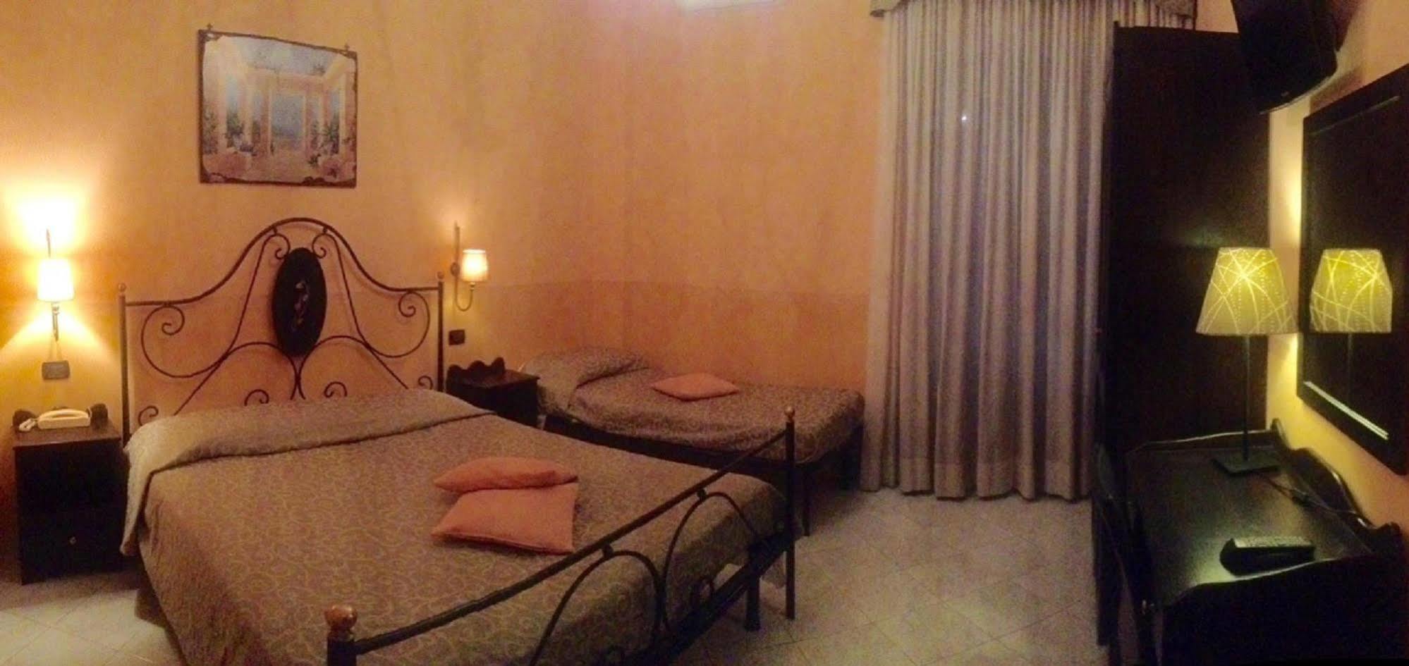 פומפיי Hotel Degli Amici מראה חיצוני תמונה